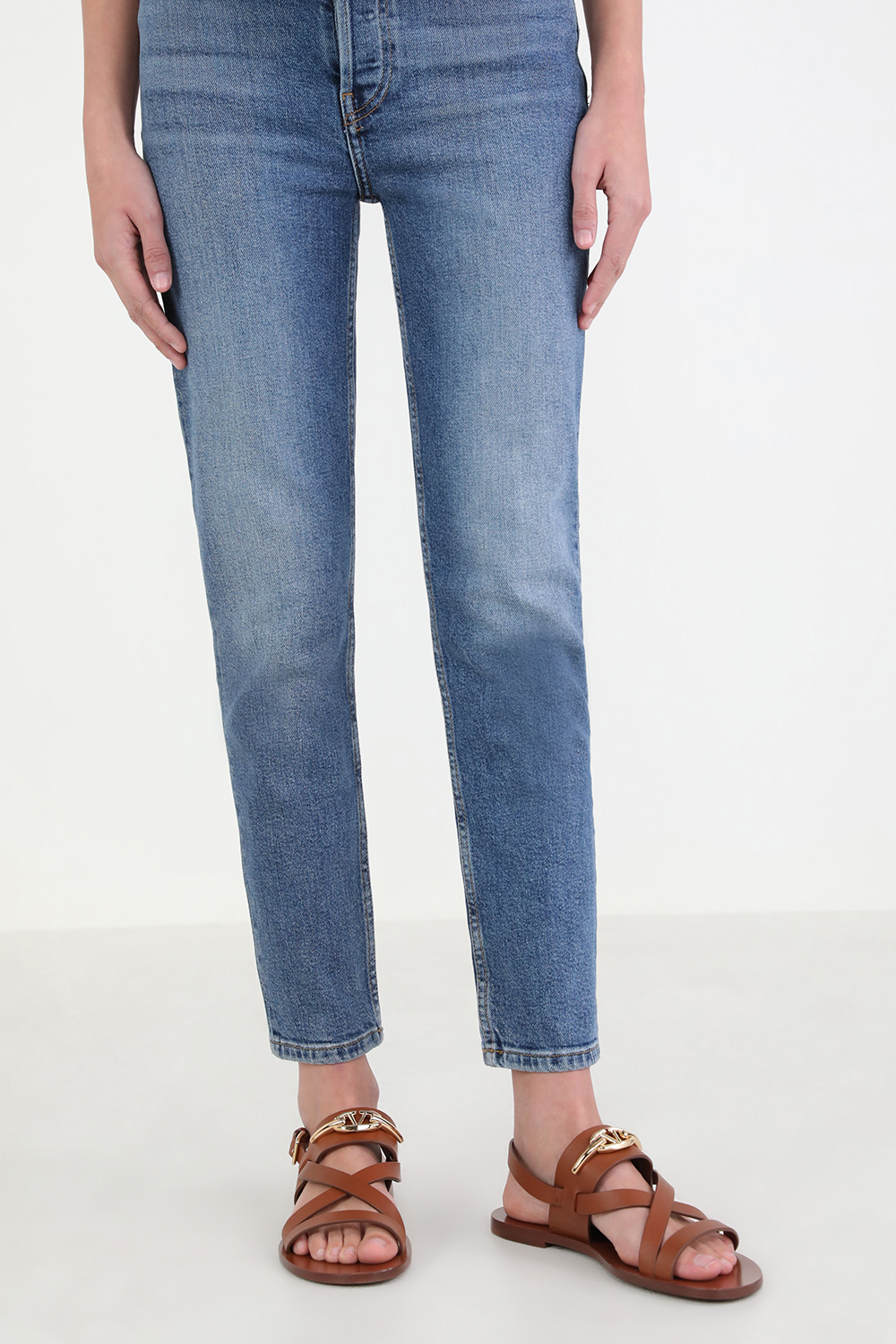 תמונת כל הלוק של סנדלים